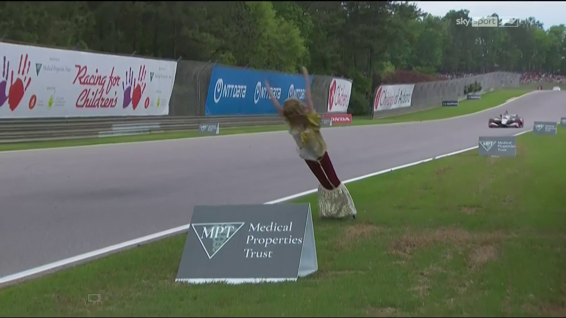 Boneca cai de passarela e fica na pista durante GP do Alabama da Indy