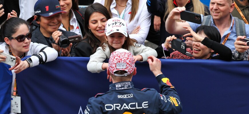 Kelly Piquet e sua filha torcem por Max Verstappen