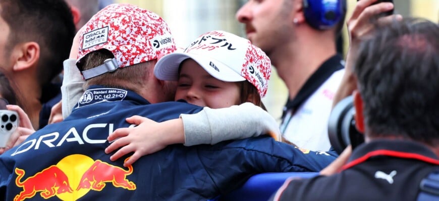 Kelly Piquet e sua filha torcem por Max Verstappen