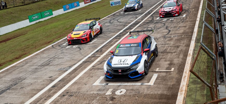 Rodrigo Baptista domina e vence corrida 1 do TCR South America em Cascavel