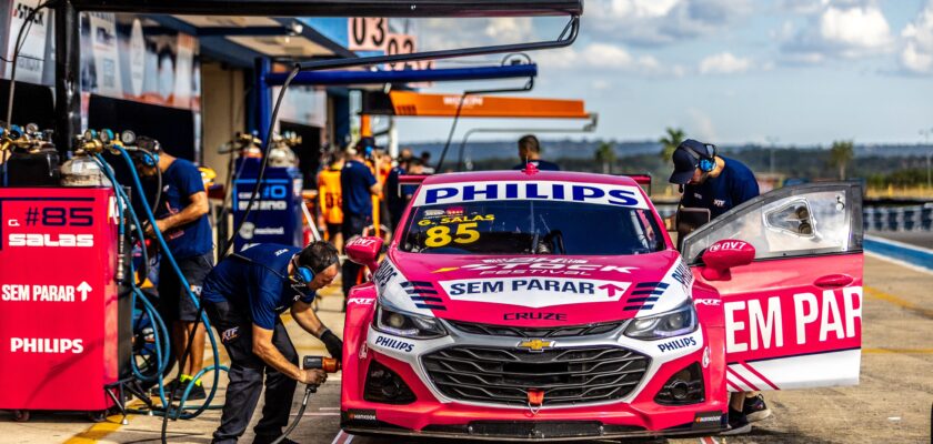 Salas faz volta voadora para liderar primeiro treino da Stock Car em Cascavel