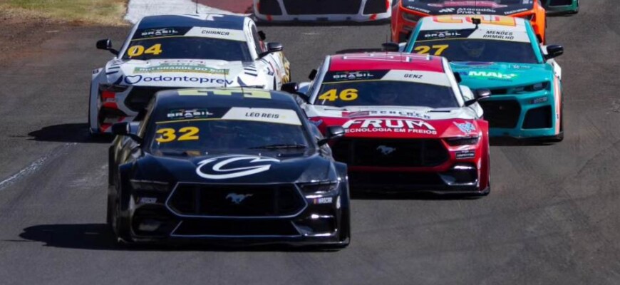 Leo Reis liderando em Londrina na Nascar Brasil