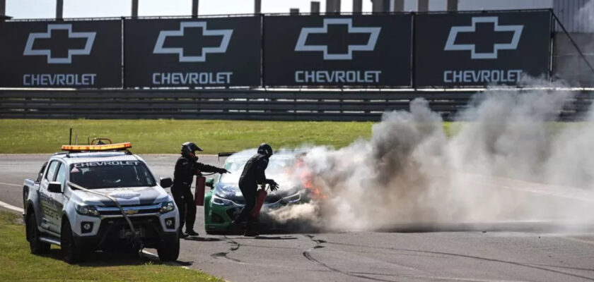 Di Mauro comenta sobre momentos angustiantes após carro pegar fogo no TL1 da Stock Car