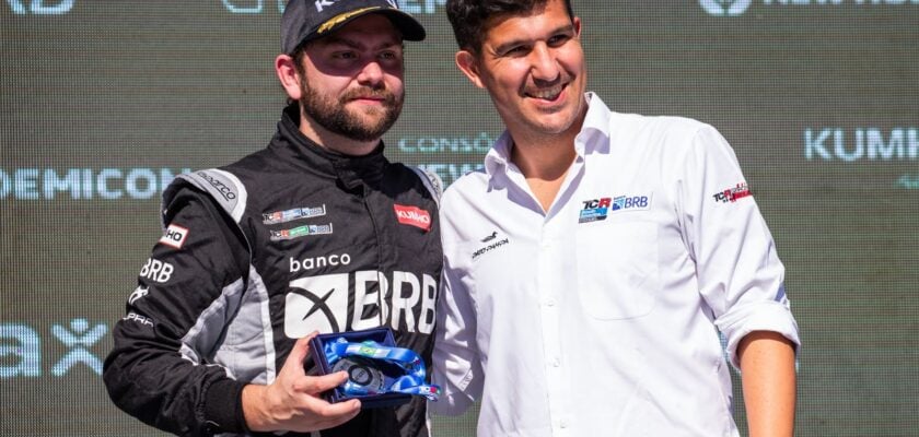 Raphael Reis aproveita largada e vai ao pódio da corrida 2 do TCR South America e TCR Brasil