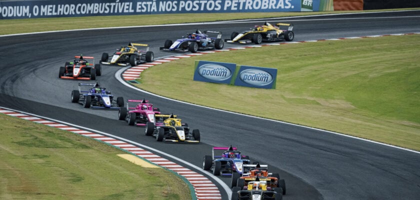 Assista a corrida 2 da etapa do Velocitta da F4 Brasil