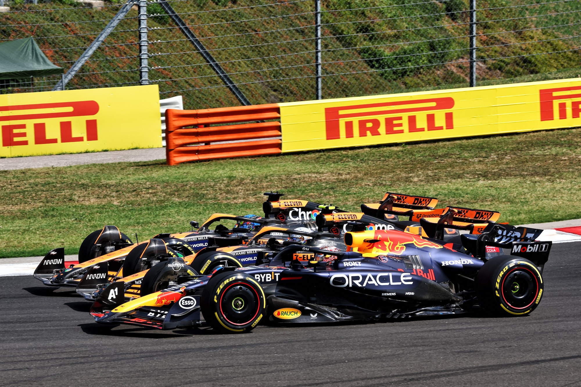 Piastri vence 1ª na F1 em dia de dobradinha da McLaren na Hungria; Hamilton e Verstappen batem