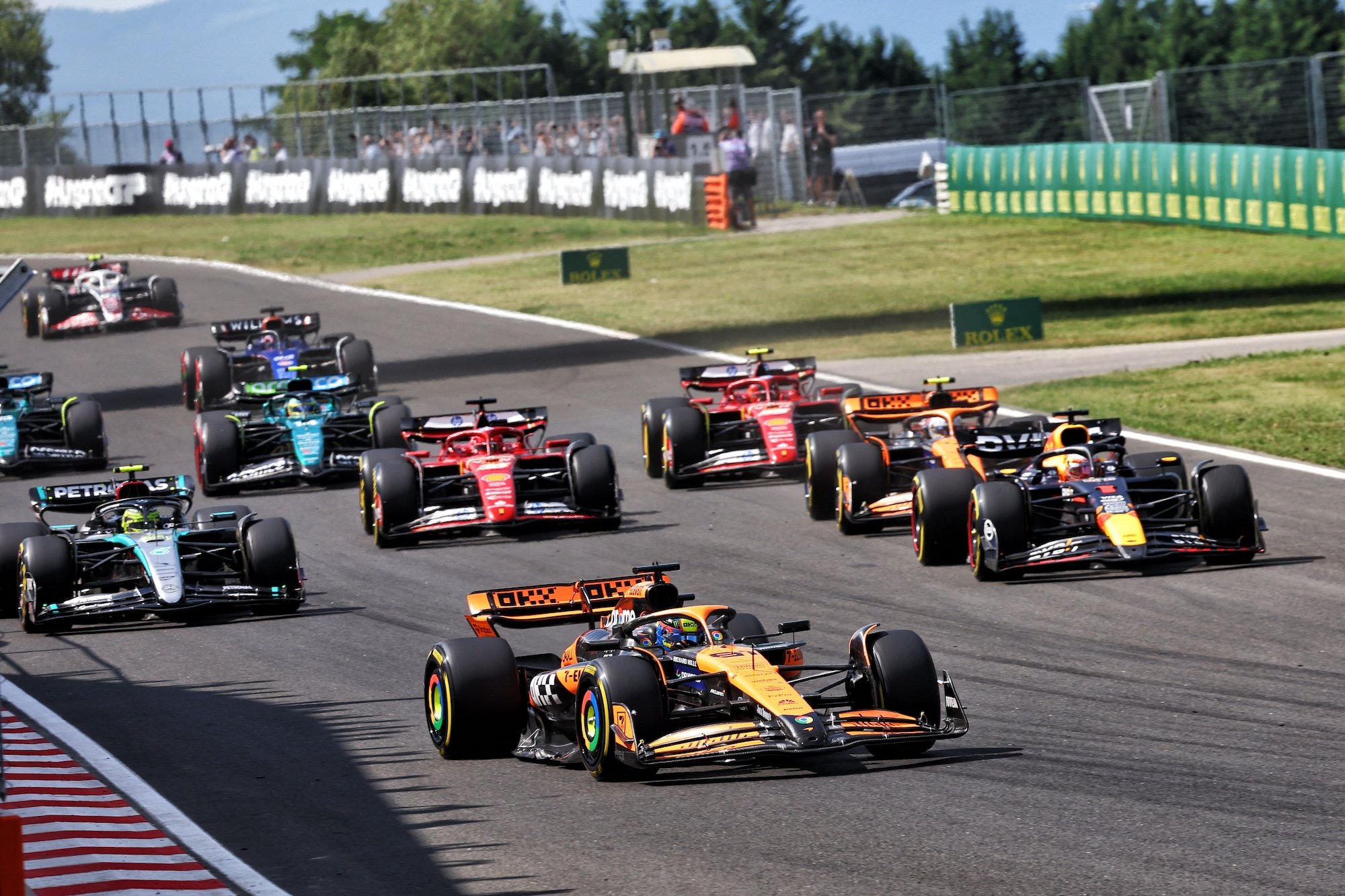 Piastri vence 1ª na F1 em dia de dobradinha da McLaren na Hungria; Hamilton e Verstappen batem