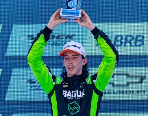 Mathias de Valle celebra pódio em casa na Stock Series