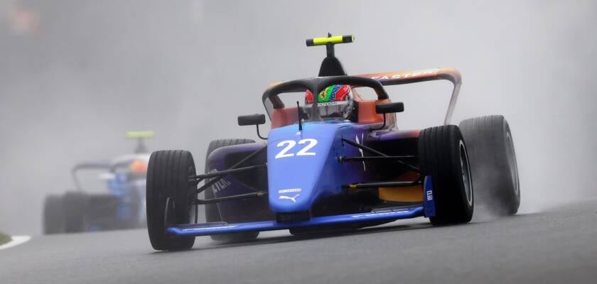 Aurelia Nobels pontua nas duas provas e entra no top 10 do campeonato da F1 Academy