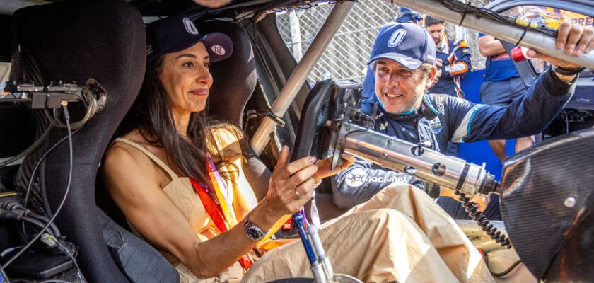 Stock Car: Cacá Bueno leva bicampeã olímpica Sheila Castro em volta rápida no circuito de BH