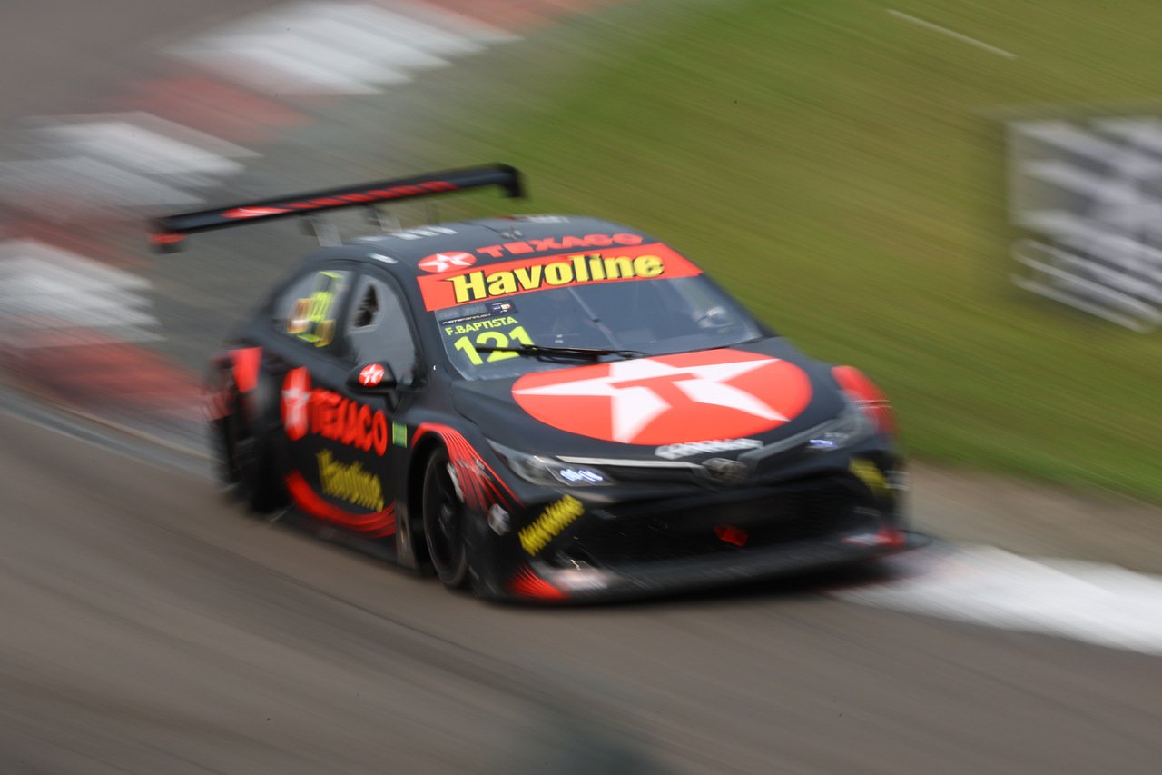 Felipe Baptista garante vitória maiúscula no Velopark e é líder absoluto da Stock Car