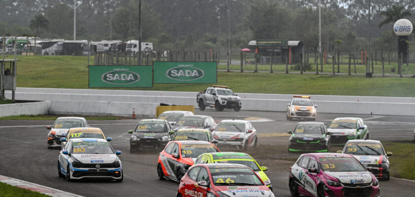 Chuva e disputas intensas ditam o ritmo do sábado da Turismo Nacional