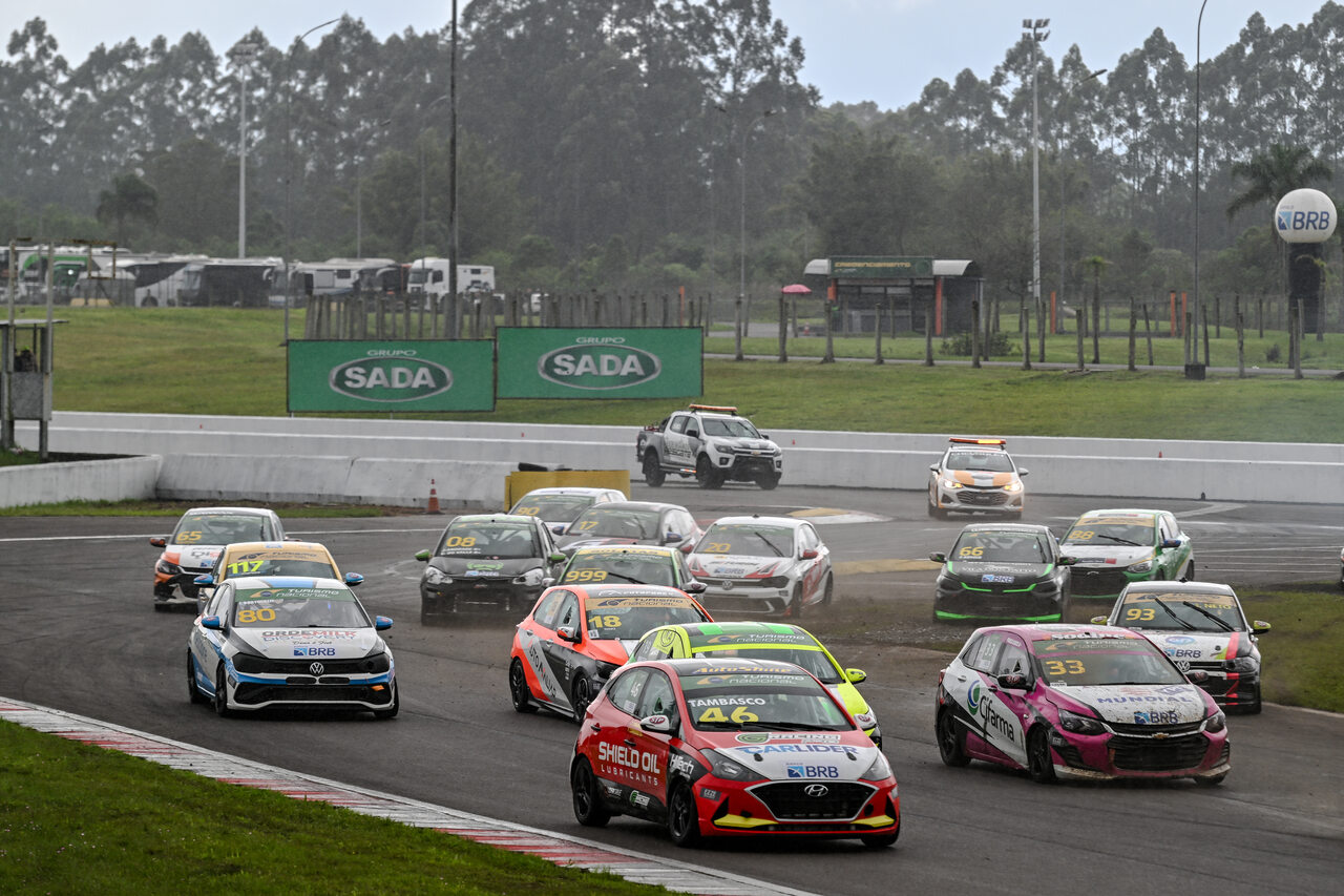 Chuva e disputas intensas ditam o ritmo do sábado da Turismo Nacional