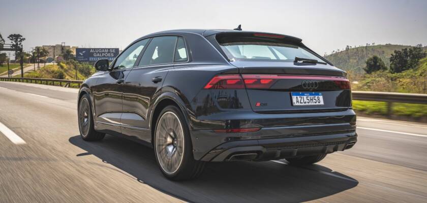 Audi Q8 na rodovia