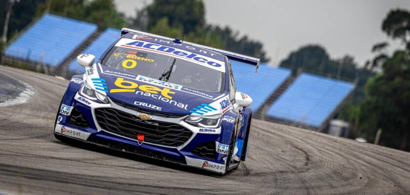 Cacá Bueno ganha homenagem da torcida do Fluminense no Uruguai antes de corridas da Stock Car