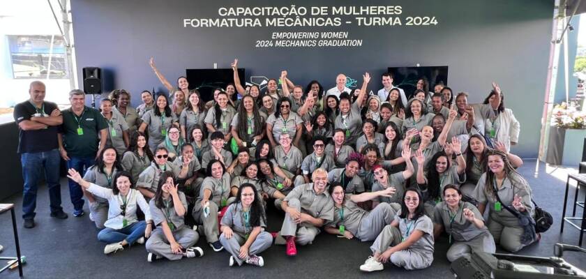 Turma com 100 mecânicas faz tour no GP de São Paulo e mulheres sonham em trabalhar na F1