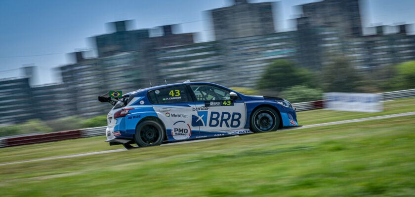 Pedro Cardoso é o melhor em dia de protagonismo dos 3 principais candidatos ao título do TCR Brasil