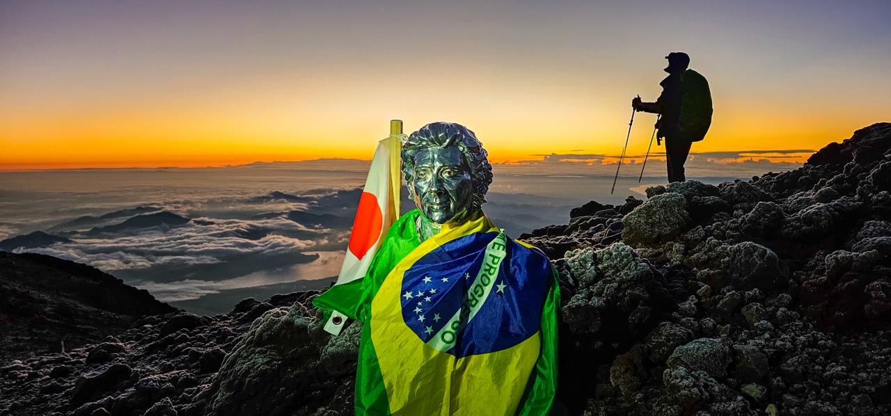 Uma escultura de Ayrton Senna no topo do Monte Fuji: a busca pelo fotógrafo Norio Koike no Japão