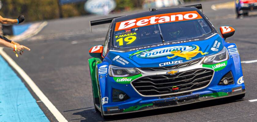 Stock Car: Massa é jogado para fora na primeira volta e tem corrida comprometida