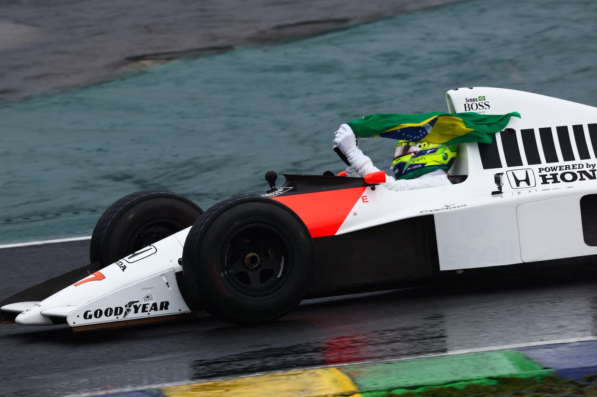 F1: Veja as fotos de Hamilton pilotando a McLaren MP4/5B de Senna em Interlagos