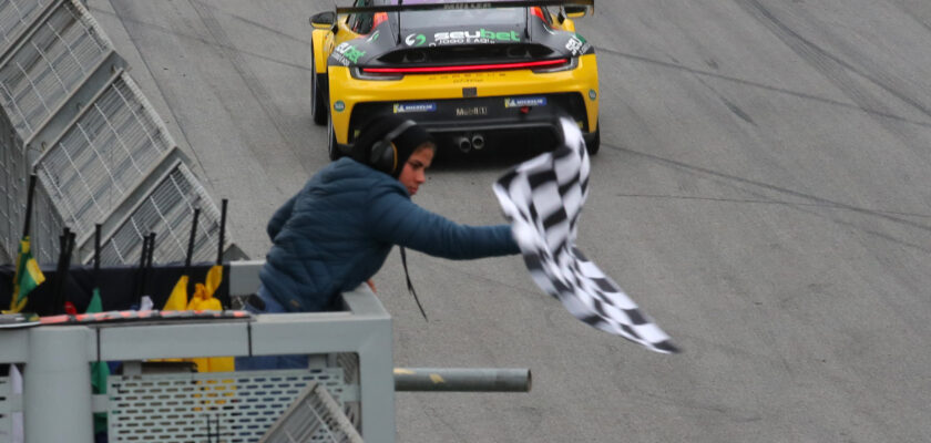 Com muita emoção, Muller é campeão da Carrera Cup da Porsche Cup