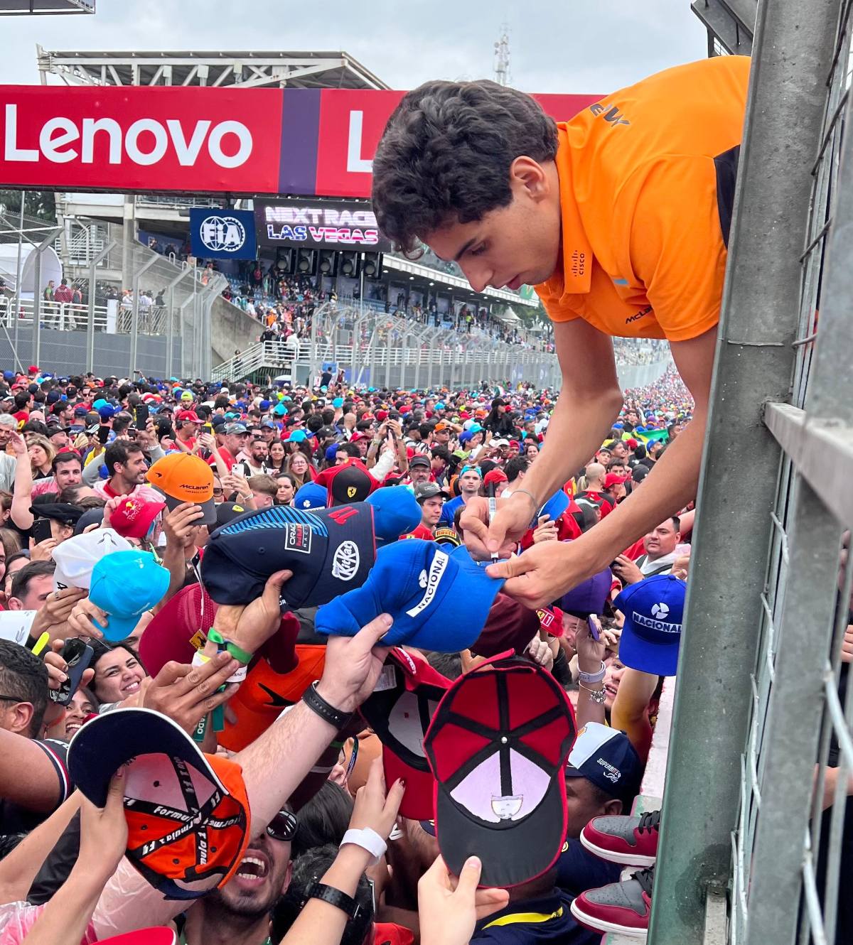 Bortoleto faz a festa da torcida na invasão de Interlagos com dezenas de autógrafos