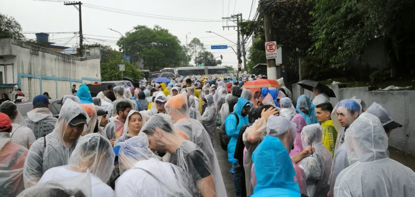 F1: Fila debaixo de chuva e demora marcam manhã em Interlagos