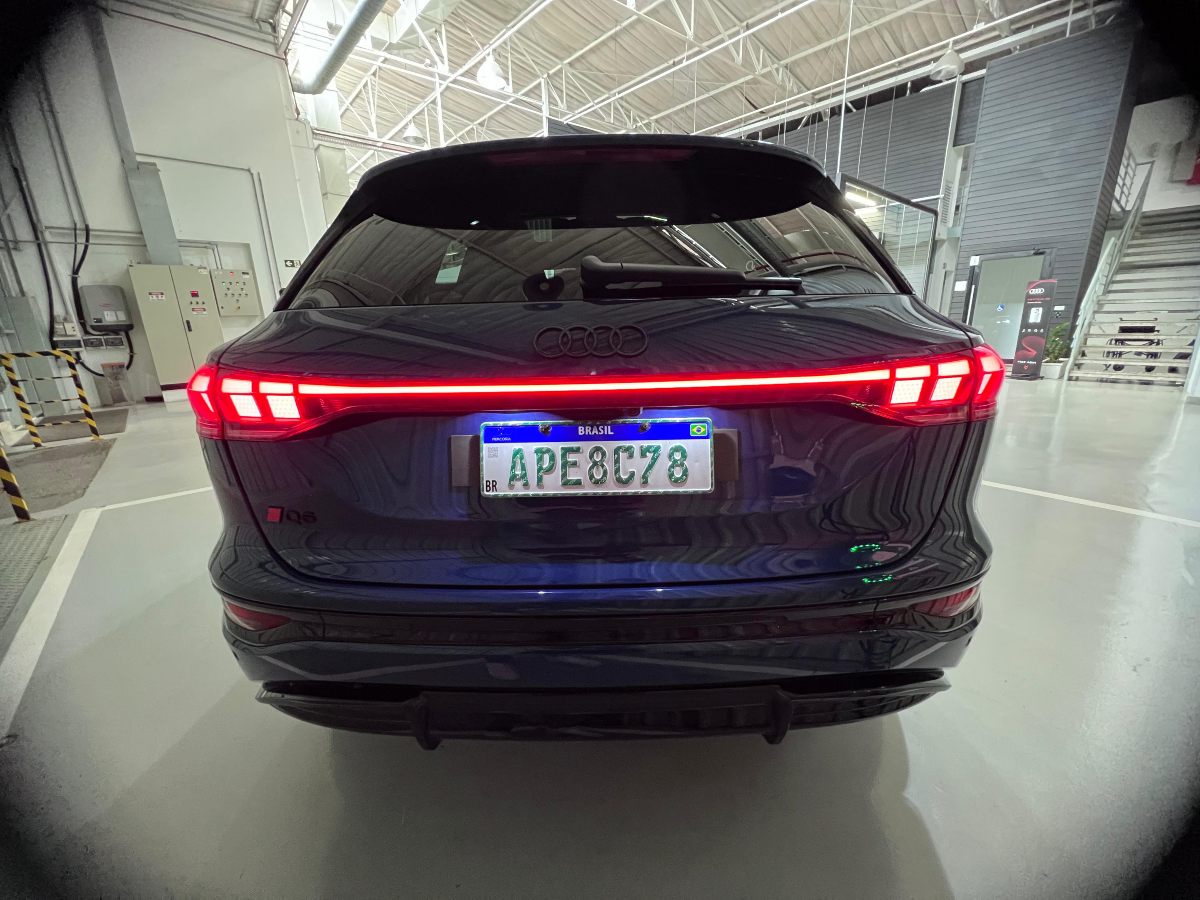 Novo Q6 e-tron traz nova plataforma da Audi ao Brasil com luxo e tem tela até para o passageiro