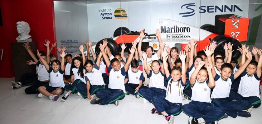 Sebastian Vettel visita Instituto Ayrton Senna e conhece iniciativas de educação da organização