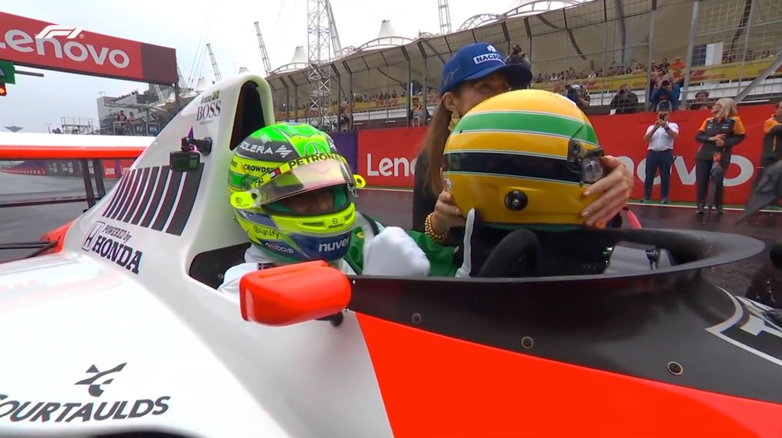 F1: Hamilton leva multidão ao delírio com homenagem a Ayrton Senna em Interlagos