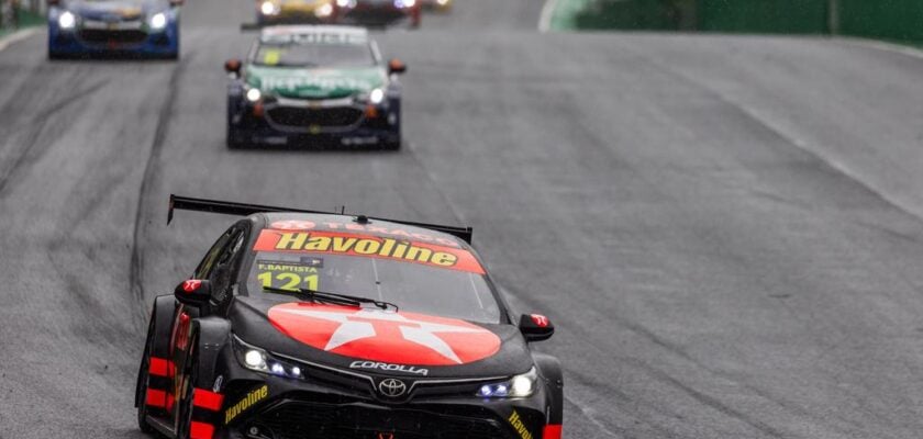 Stock Car: Felipe Baptista brilha na chuva e garante mais uma vitória