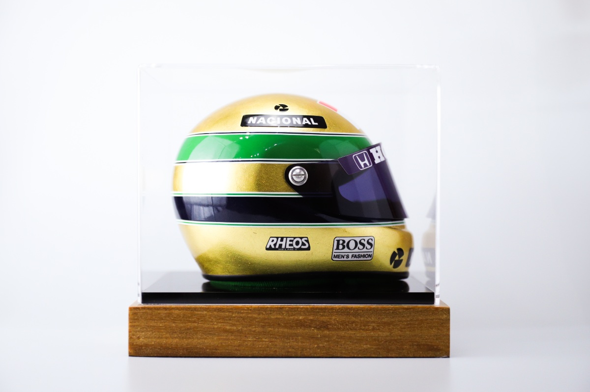 Mini capacete folheado a ouro é lançado em meio a projeção internacional de Ayrton Senna