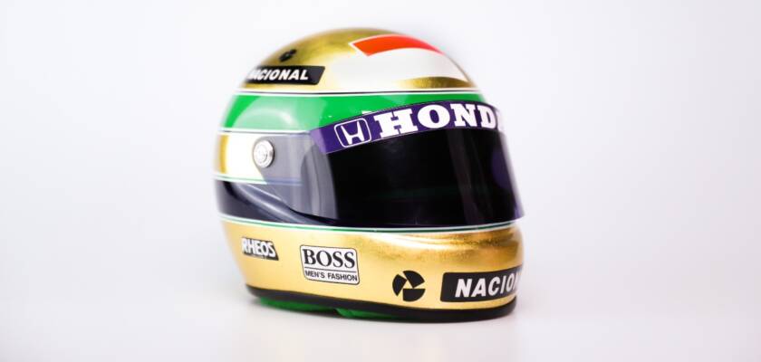 Mini capacete folheado a ouro é lançado em meio a projeção internacional de Ayrton Senna