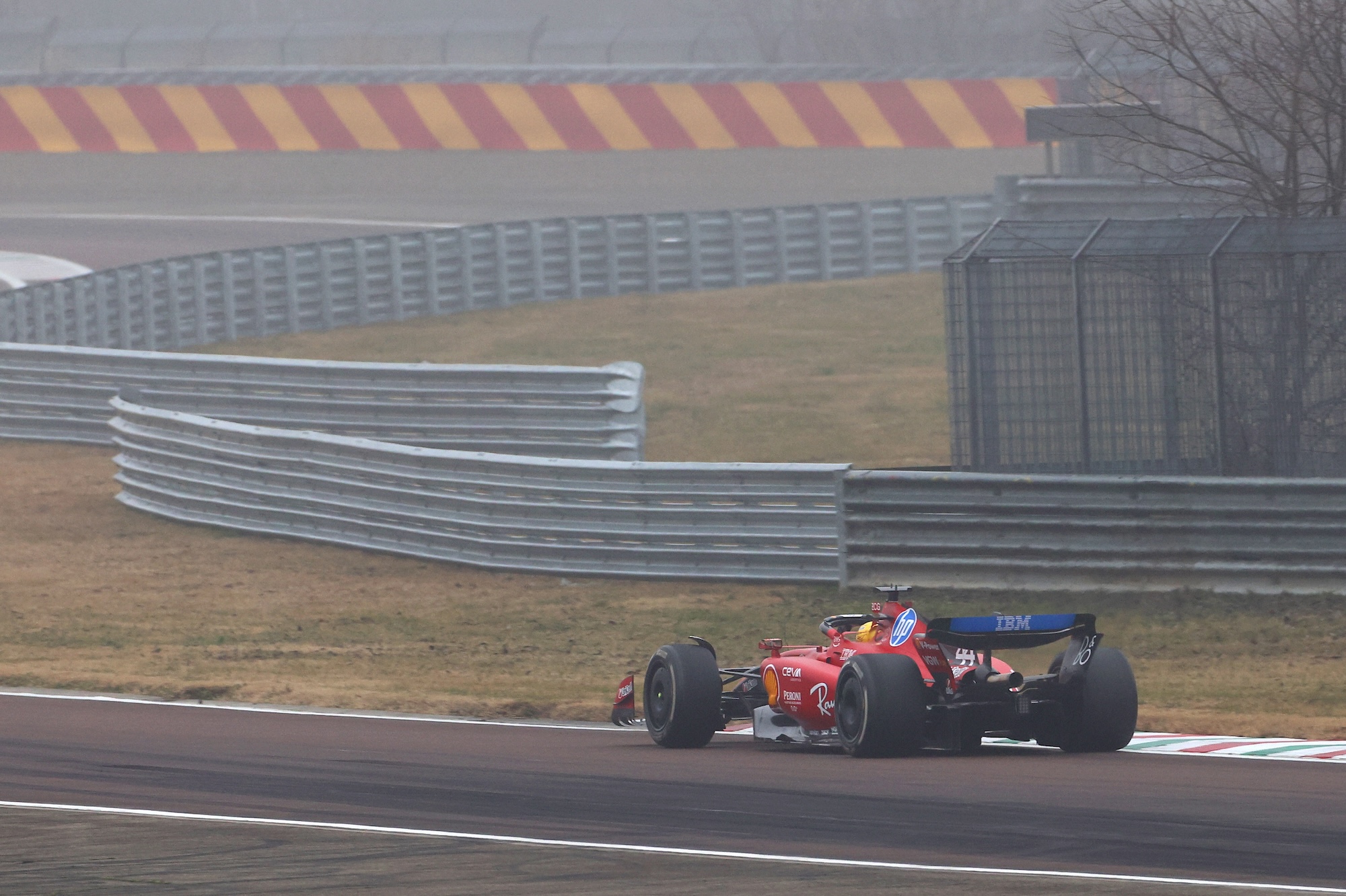 Galeria: Primeiras fotos de Hamilton pilotando uma Ferrari na Fórmula 1