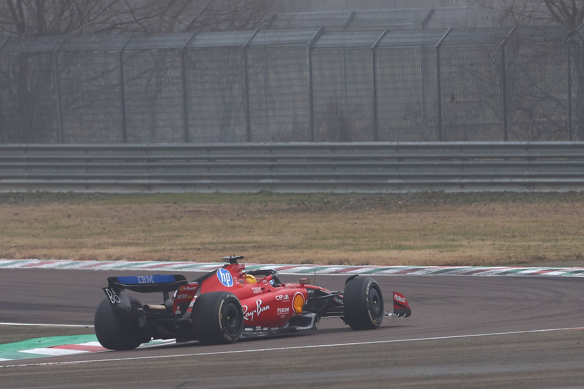 Galeria: Primeiras fotos de Hamilton pilotando uma Ferrari na Fórmula 1