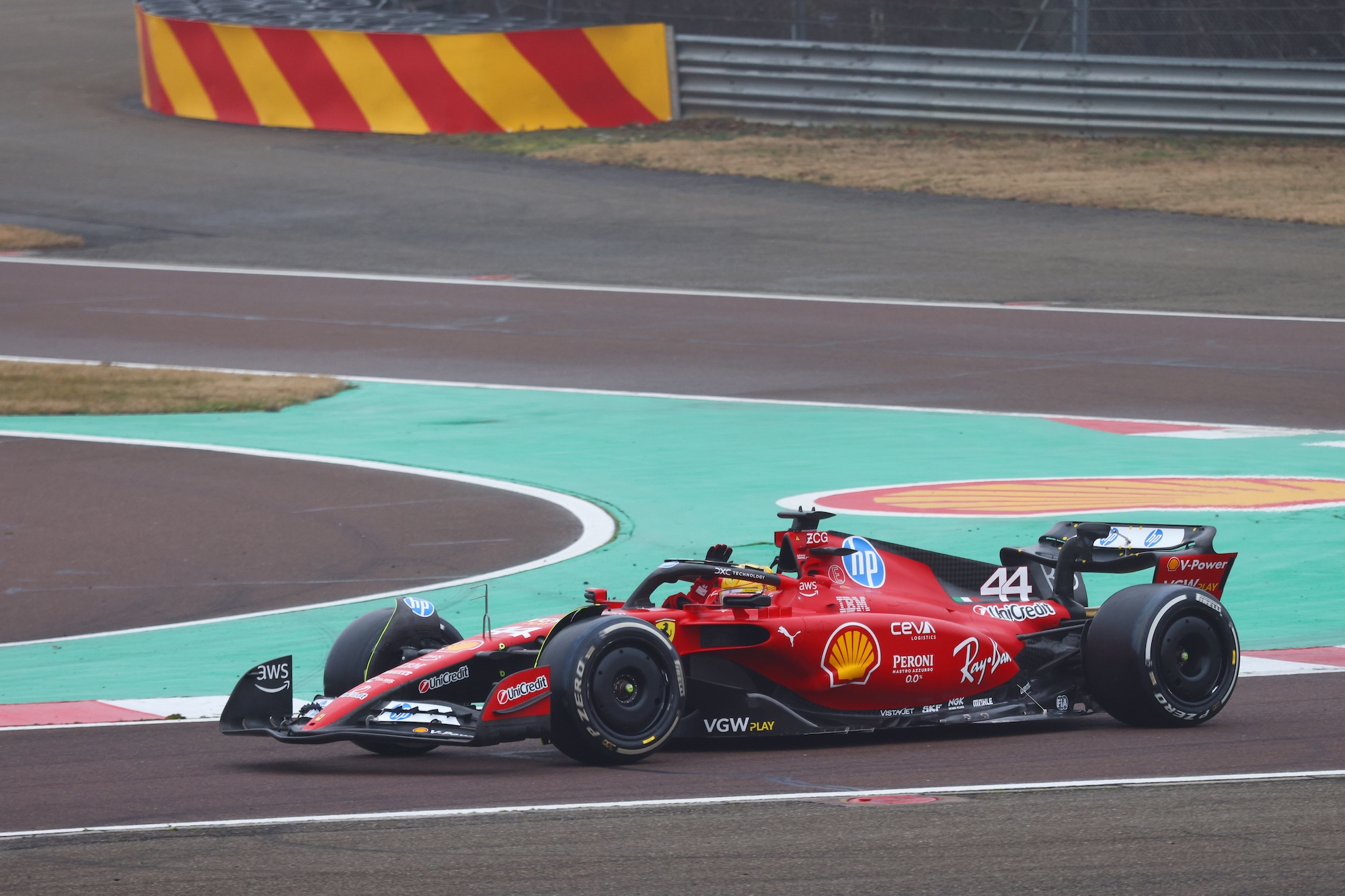 Galeria: Primeiras fotos de Hamilton pilotando uma Ferrari na Fórmula 1