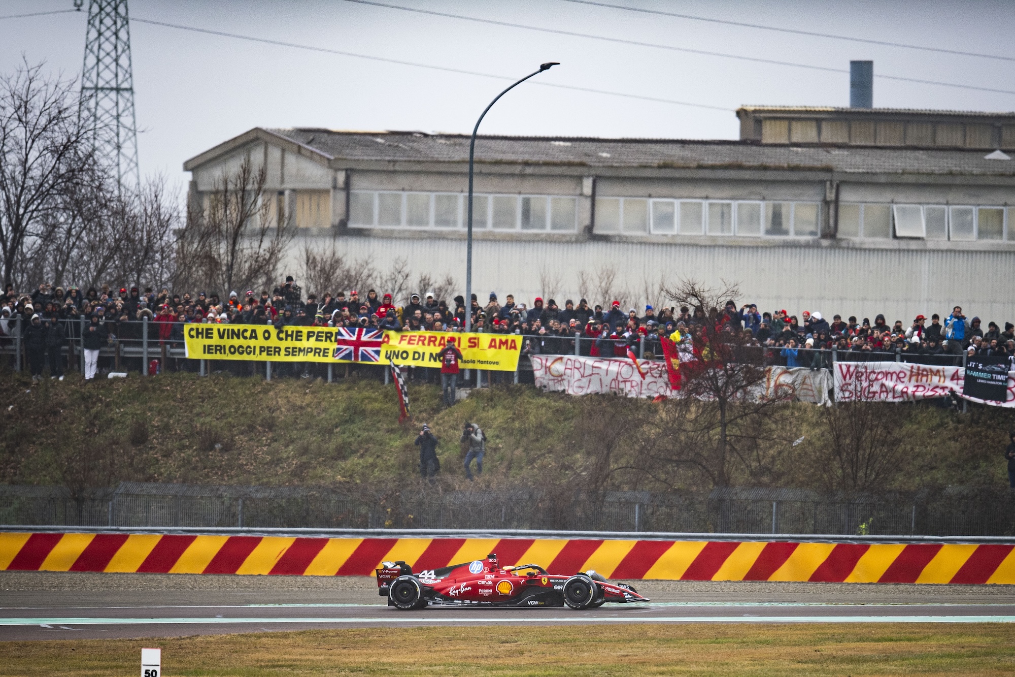 Galeria: Primeiras fotos de Hamilton pilotando uma Ferrari na Fórmula 1