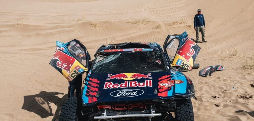 Carlos Sainz pai sofre capotagem durante Rally Dakar