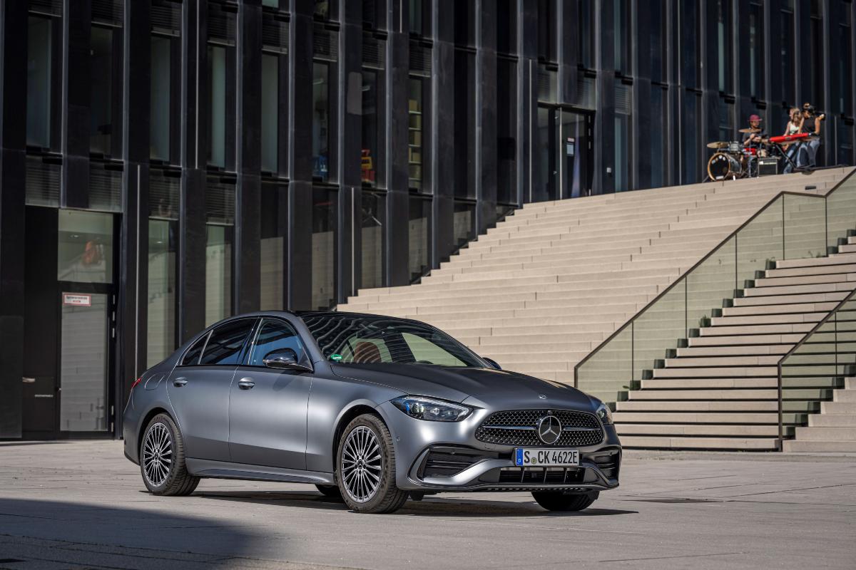 Mercedes-Benz apresenta linha 2025 do Classe C com tecnologia eletrificada e foco no luxo esportivo