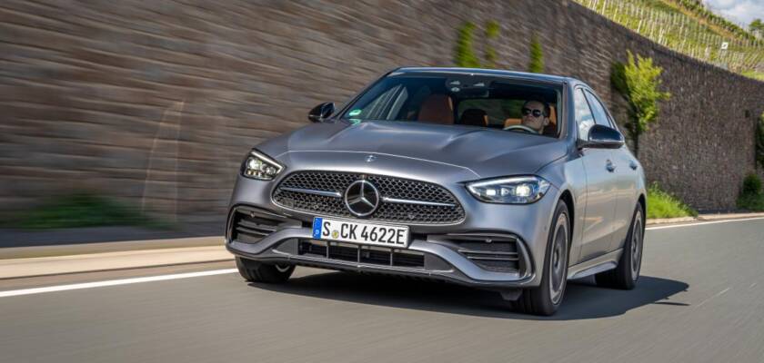 Mercedes-Benz apresenta linha 2025 do Classe C com tecnologia eletrificada e foco no luxo esportivo