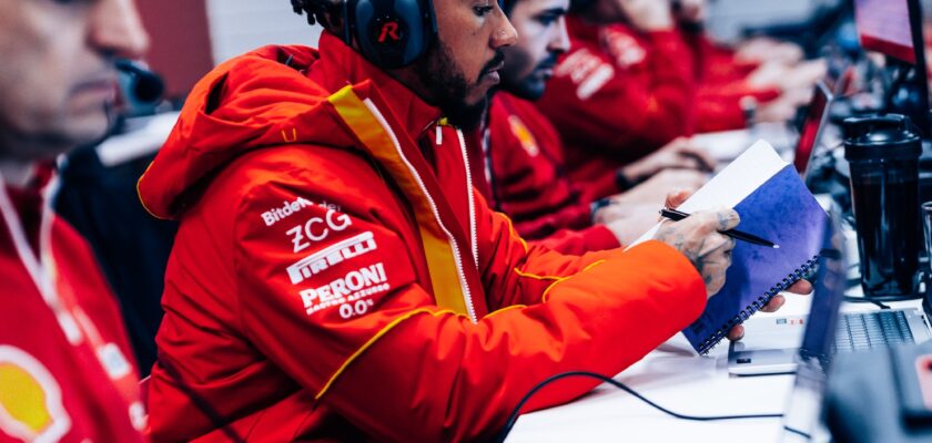 F1: Hamilton compartilha vídeo de bastidores nos testes com Ferrari