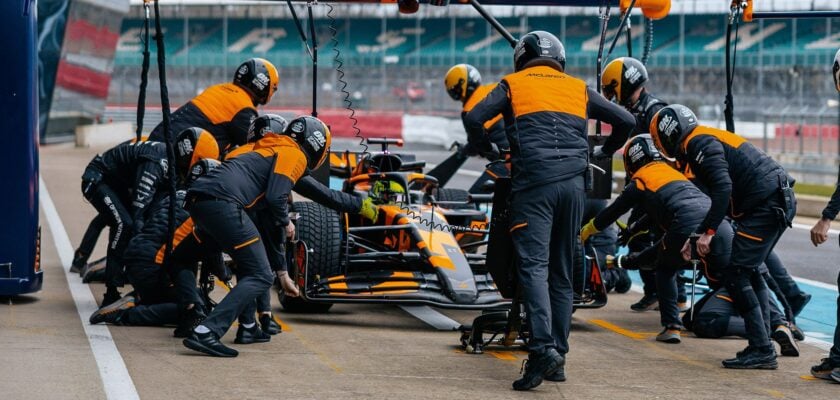 F1: Confira vídeo da McLaren de 2025 em Silverstone com pintura camuflada