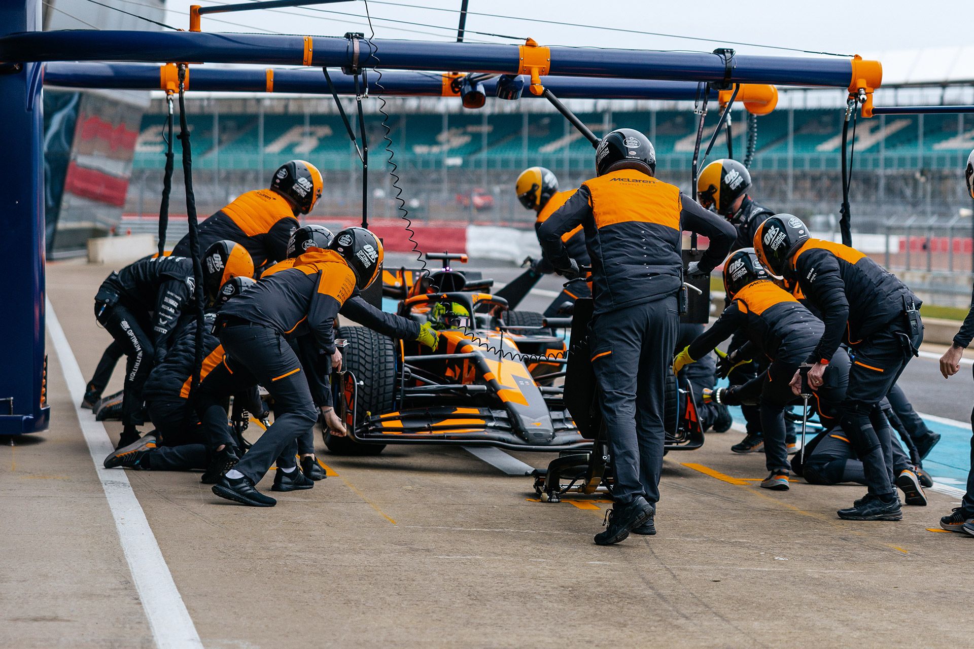 F1: McLaren lança carro de 2025 com pintura camuflada em Silverstone