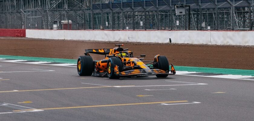 F1: McLaren lança carro de 2025 com pintura camuflada em Silverstone